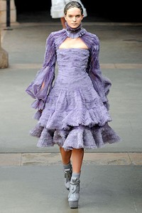 Alexander McQueen, Fall/Winter 2011. Paris Fashion Week 2011. [dok. Alexander McQueen]