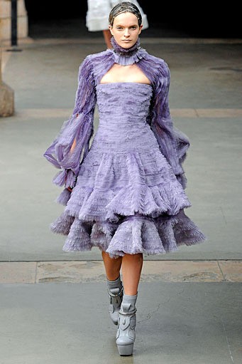 Alexander McQueen, Fall/Winter 2011. Paris Fashion Week 2011. [dok. Alexander McQueen]