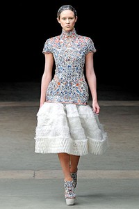 Alexander McQueen, Fall/Winter 2011. Paris Fashion Week 2011. [dok. Alexander McQueen]