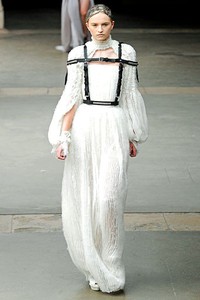 Alexander McQueen, Fall/Winter 2011. Paris Fashion Week 2011. [dok. Alexander McQueen]