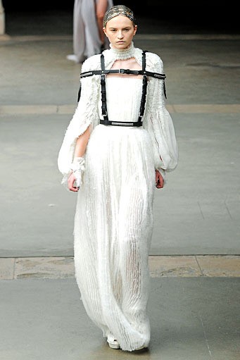 Alexander McQueen, Fall/Winter 2011. Paris Fashion Week 2011. [dok. Alexander McQueen]