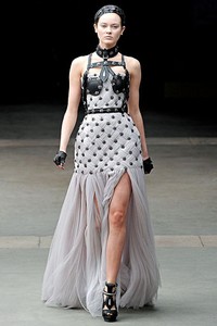 Alexander McQueen, Fall/Winter 2011. Paris Fashion Week 2011. [dok. Alexander McQueen]