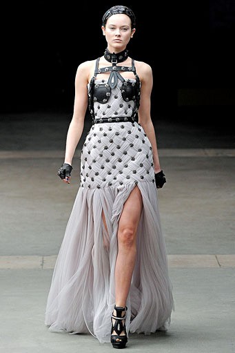 Alexander McQueen, Fall/Winter 2011. Paris Fashion Week 2011. [dok. Alexander McQueen]