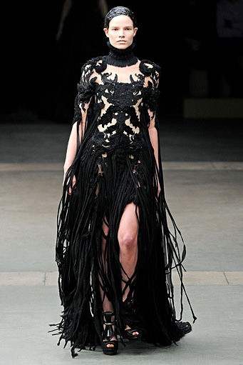 Alexander McQueen, Fall/Winter 2011. Paris Fashion Week 2011. [dok. Alexander McQueen]
