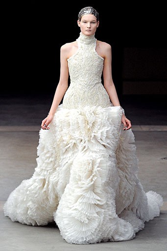 Alexander McQueen, Fall/Winter 2011. Paris Fashion Week 2011. [dok. Alexander McQueen]