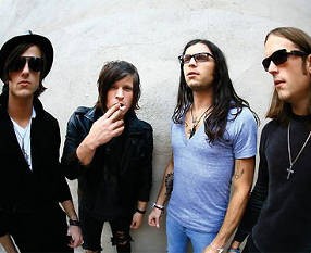 Vokalis Bermasalah, Kings of Leon Bantah Bubar