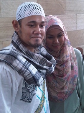 Ramadan, Ustad Guntur & Puput Melati Pasang Pembatas Saat Tidur