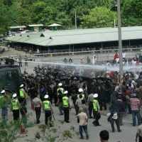 Tiga Warga Terluka di Pemblokiran Tambang Newmont