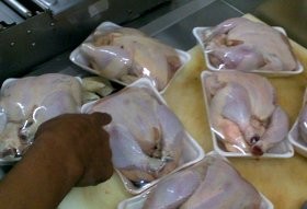 Daging Ayam Tidak Layak Konsumsi Ditemukan di Pasar Swalayan