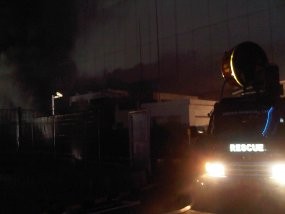 Petugas Damkar Dinginkan Emporium Pluit yang Terbakar Semalam