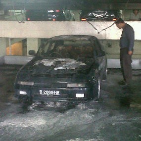Mazda Terbakar di Lantai 2 Parkir Hotel Jayakarta