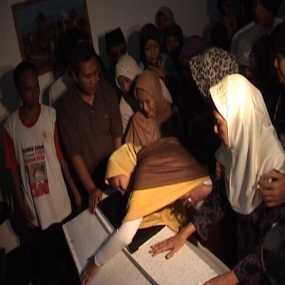 Isak Tangis Sambut Kedatangan Jenazah Kapten Edy Korban Heli Jatuh