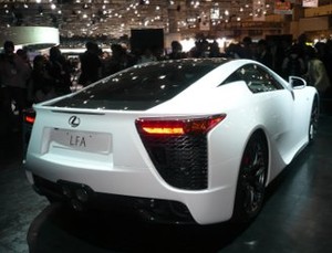 Wah, Service Lexus LFA Pakai Helikopter!
