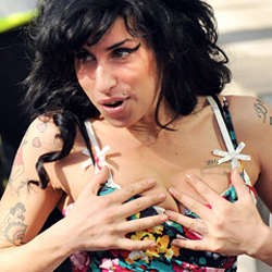 Kenang Amy Winehouse, Coldplay Bawakan Rehab 