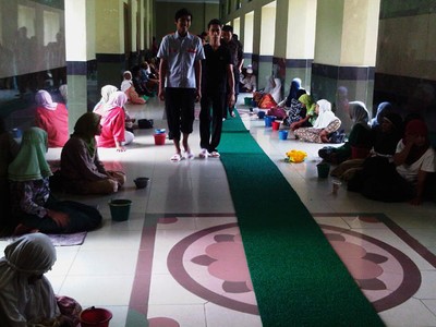 Masjid Agung An-Nur Diserbu Pengemis