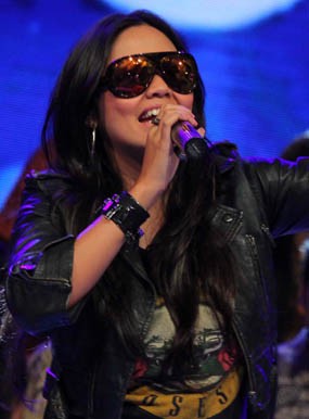 Tinggal di Hong Kong, Shanty Gatel Nyanyi