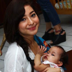 Santuni Anak Yatim Piatu, Nikita Willy Nangis