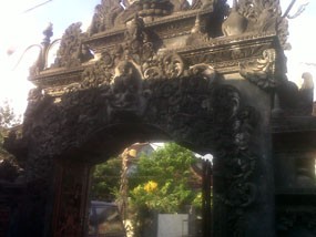 Masjid Al Hikmah yang Unik Berarsitektur Bali