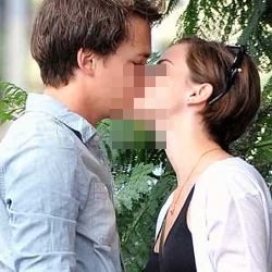 Emma Watson Kepergok Ciuman dengan Johnny Simmons
