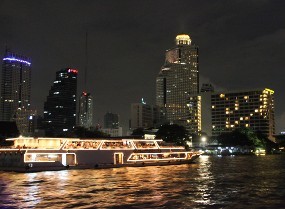 Menyusuri Sungai Chao Phraya Sambil Membelah Kota Bangkok
