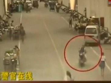 Gubrak! Tabrak Mobil Gara-gara Ngelirik Cewek Seksi