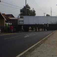 Truk Muat Elpiji Nyelonong Masuk Rumah Warga