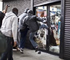 Lebih 450 Orang Ditahan, Sel Polisi di London Penuh