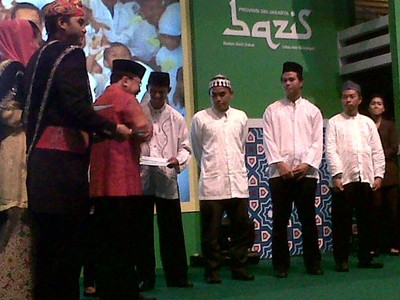 Foke Serahkan ZIS Rp 2,2 M pada Ribuan Pelajar