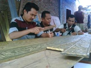 Perajin Kaligrafi di Medan Kebanjiran Order