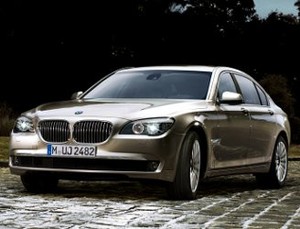 Nyelonong Pas Diparkir, BMW Seri 7 Diselidiki