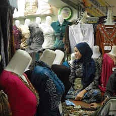 Jelang Lebaran, Baju Artis Syahrini Hingga Marshanda Laris Manis