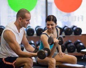 Tips Menarik Perhatian Pria Saat Fitnes