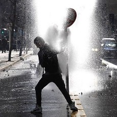 PM Inggris Perintahkan  Water Cannon  Disiagakan untuk Halau Perusuh
