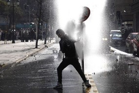 PM Inggris Perintahkan  Water Cannon  Disiagakan untuk Halau Perusuh