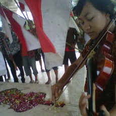 Jelang HUT RI, Puluhan Mahasiswa Nyekar ke Makam Pahlawan