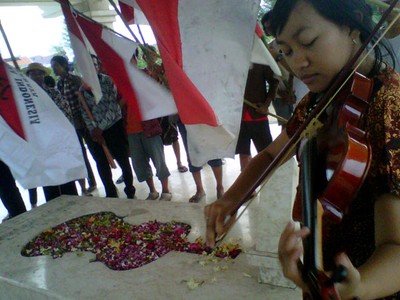 Mahasiswa Nyekar ke Makam WR Soepratman