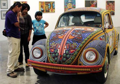 VW Kodok dari Manik dan Kain Tradisional