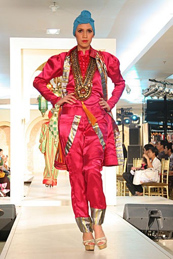 Merry Pramono Festive & Celebration. Wajah Mode in Ramadhan 2012. Plaza Blok M. Jakarta. [Foto: Mohammad Abduh/Wolipop]