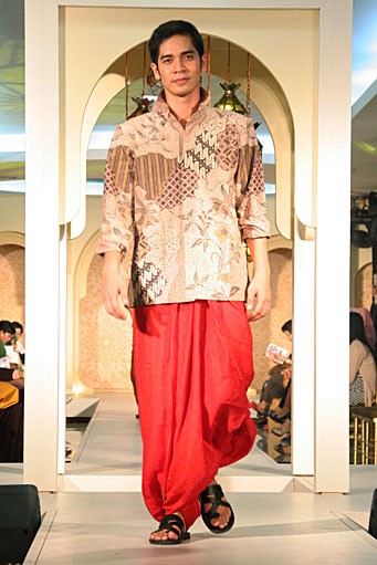 Ian Adrian Festive & Celebration. Wajah Mode in Ramadhan 2012 at Plaza Blok M. Jakarta. [Foto: Mohammad Abduh/Wolipop]