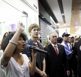 Hyun Joong Ke Vietnam, Ribuan Fans Penuhi Bandara