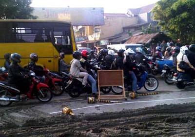 Perbaikan Jalan di Simpangan Depok Bikin Macet