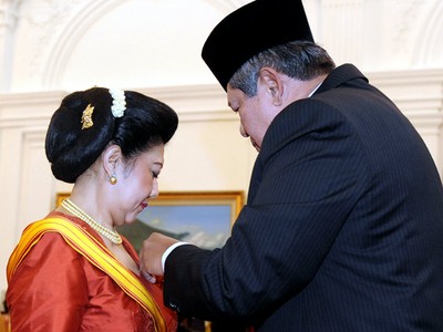 SBY Serahkan Bintang Jasa Kepada Istrinya