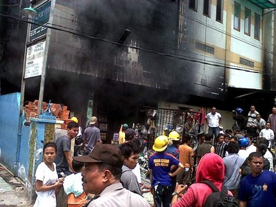 Toko Material Bangunan Terbakar