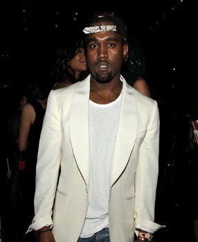 Loncat-loncat di Panggung, Kanye West Jatuh Tersungkur