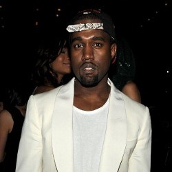 Loncat-loncat di Panggung, Kanye West Jatuh Tersungkur