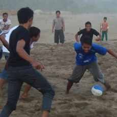 Asyiknya Ngabuburit Bermain Sepak Bola Pantai