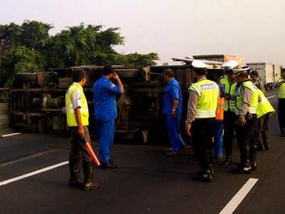 Mobil Box Terbalik di Tol Cawang