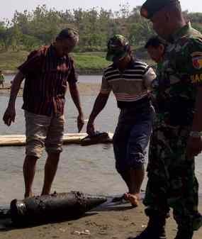 Mortir Seberat 80kg Ditemukan di Bawah Jembatan