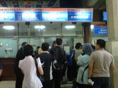 Calon Penumpang Serbu Tiket Tambahan Kereta di Stasiun Jatinegara