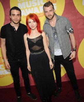 Tiba di Bali, Paramore Disambut Hangat Ratusan Penggemar